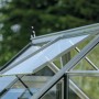 Detailaufnahme: Halls Gewächshaus Icon 6 Alu mit geöffnetem Dachfenster zur Belüftung.