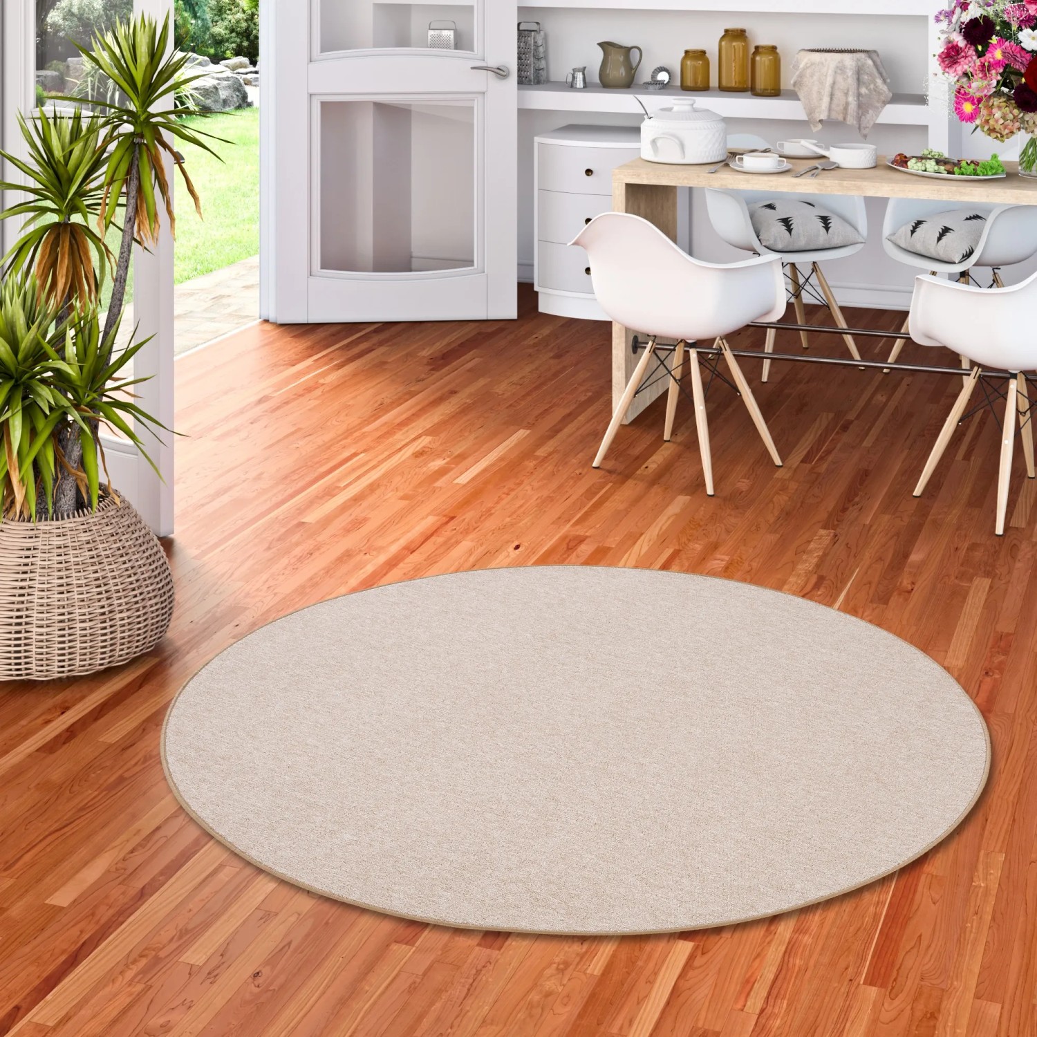 Runder, beiger Snapstyle Feinschlingen Velour Teppich Strong (133cm) auf Holzboden in Wohnraum.