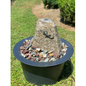 Gartenbrunnen-Set mit Granitstein, Bronze-Eidechse und Becken. Handgefertigtes Unikat.