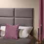 OBI Vorhang Berry 2er-Set (135x250cm) am Fenster, passend zur Wandpaneele im Schlafzimmer.