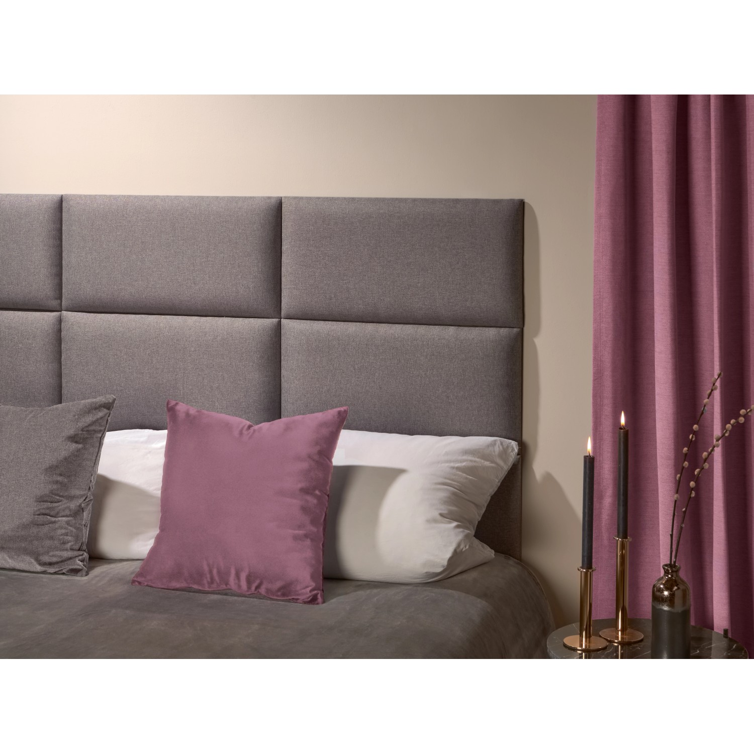 OBI Vorhang Berry 2er-Set (135x250cm) am Fenster, passend zur Wandpaneele im Schlafzimmer.