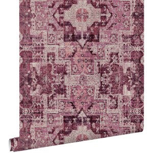 ESTAhome Vliestapete mit orientalischem Kelim Patchwork Muster in Burgunderrot und Weiß, aufgerollt.