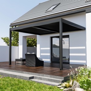 Graue Gardengate Anbaupergola Odin aus Aluminium mit Lamellendach, 400x400 cm, auf Terrasse mit Gartenmöbeln.