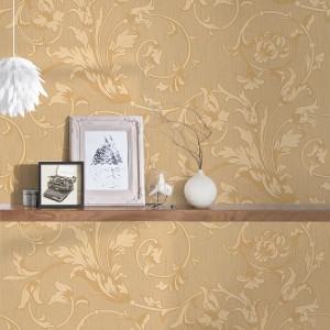Beige-goldene Vliestapete mit floralem Barock-Muster für ein elegantes Wohnambiente.