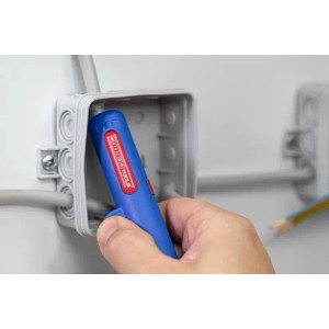 WEICON Abisolierzange No. 5 im Einsatz an einer Verteilerdose. Zange aus dem Profi-Starter Set.