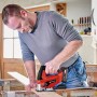 Mann sägt Holz mit roter Einhell Akku-Stichsäge TC-JS 18/70 mit Akku. Stichsägen für präzise Schnitte.