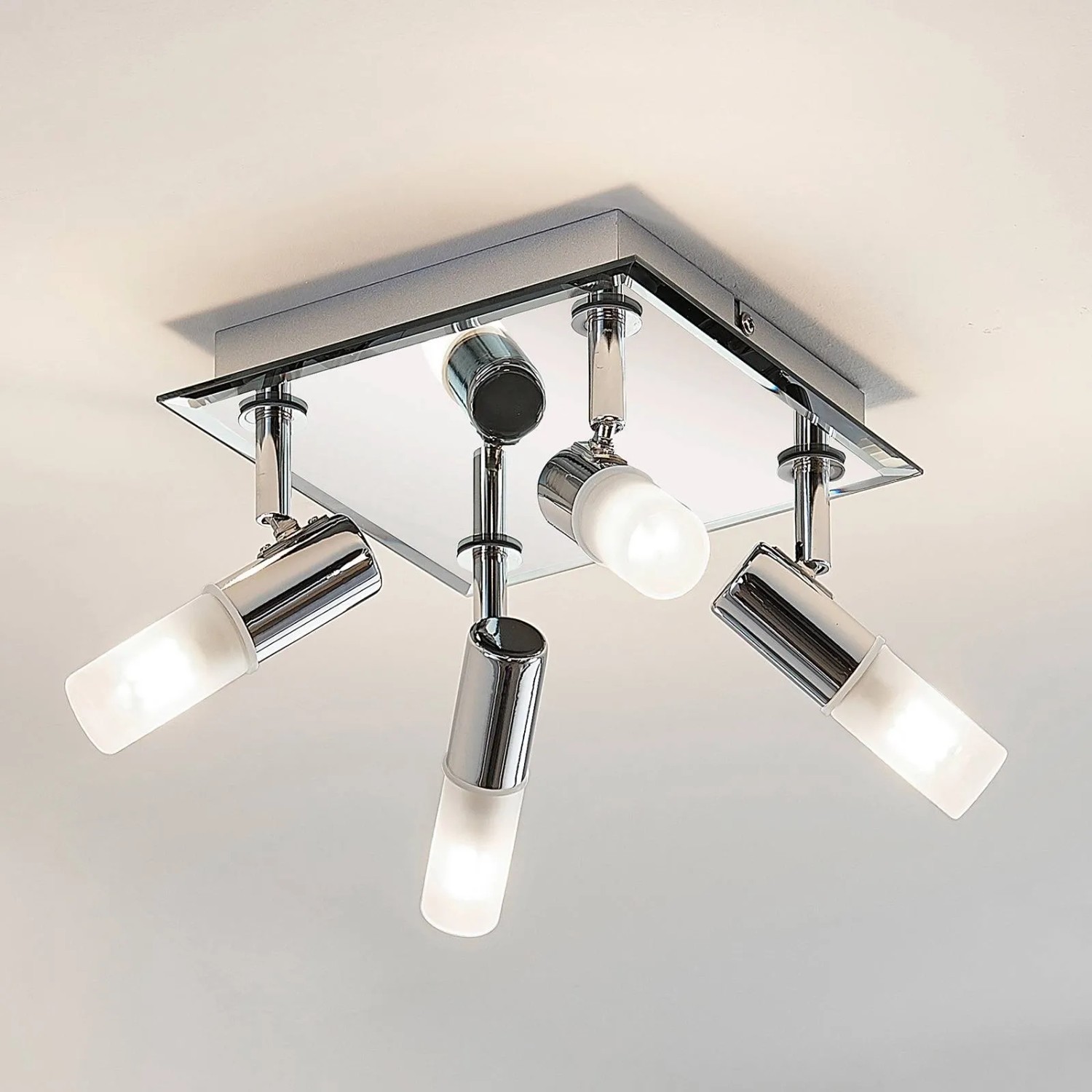 Moderne, 4-flammige Bad-Deckenleuchte Zela in Chrom mit Glas-Leuchtenköpfen. Spritzwassergeschützt.