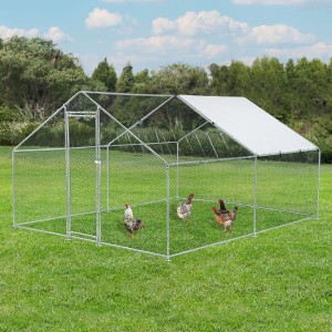 Juskys Freilaufgehege 3x4x2m mit Hühnern und Regenschutzplane im Garten.