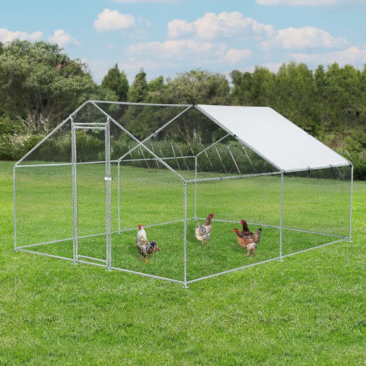 Juskys Freilaufgehege 3x4x2m mit Hühnern und Regenschutzplane im Garten.