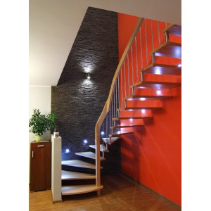 Wandgestaltung mit Stegu Verblender Venezia Anthrazit hinter einer Holztreppe mit roter Wand.