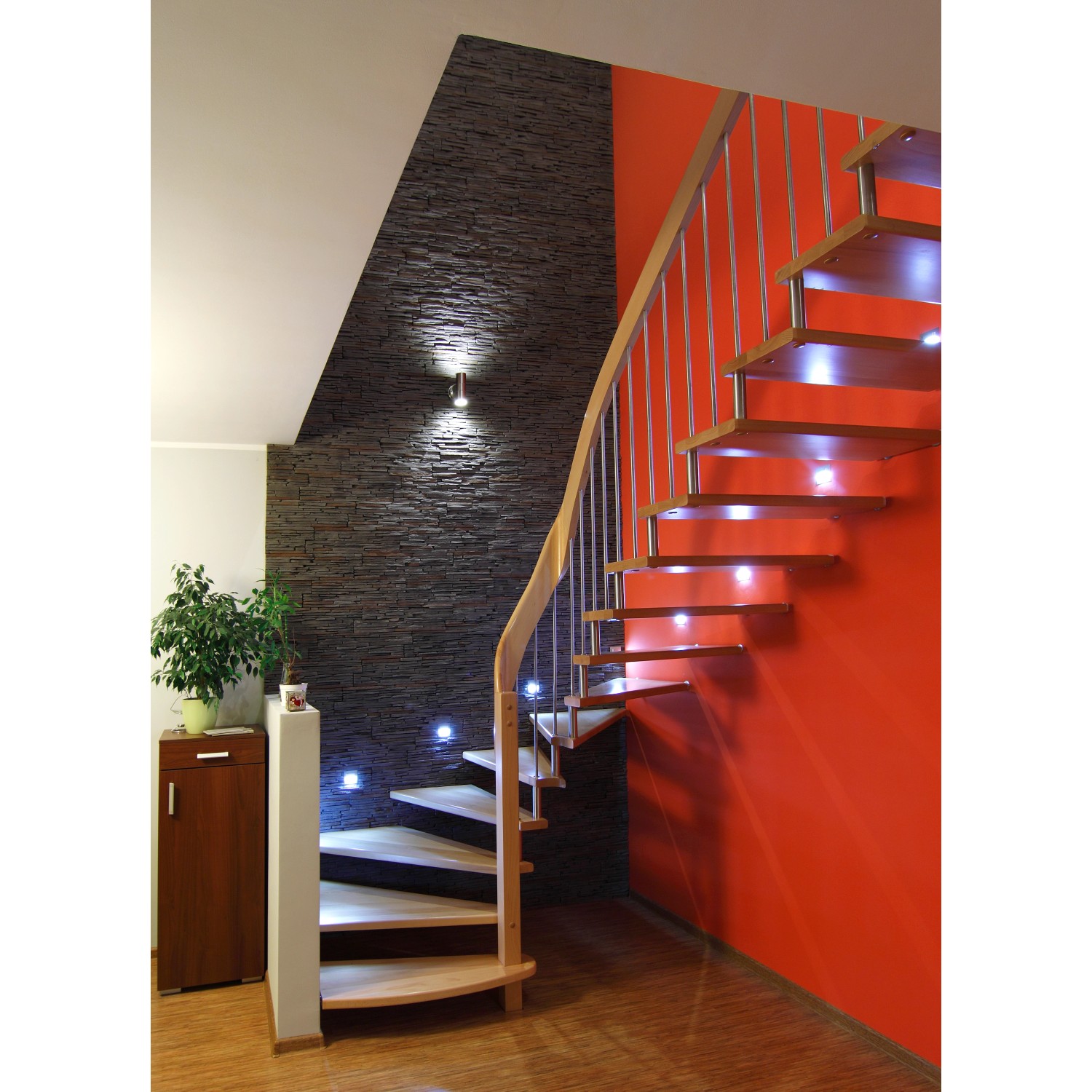 Wandgestaltung mit Stegu Verblender Venezia Anthrazit hinter einer Holztreppe mit roter Wand.