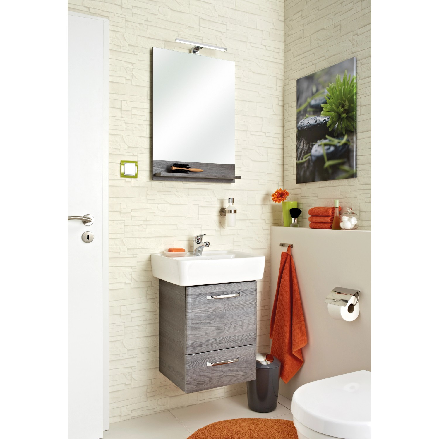 Rechteckiger Jump Spiegel, 55x70 cm, im Badezimmer mit Waschtisch und Deko.