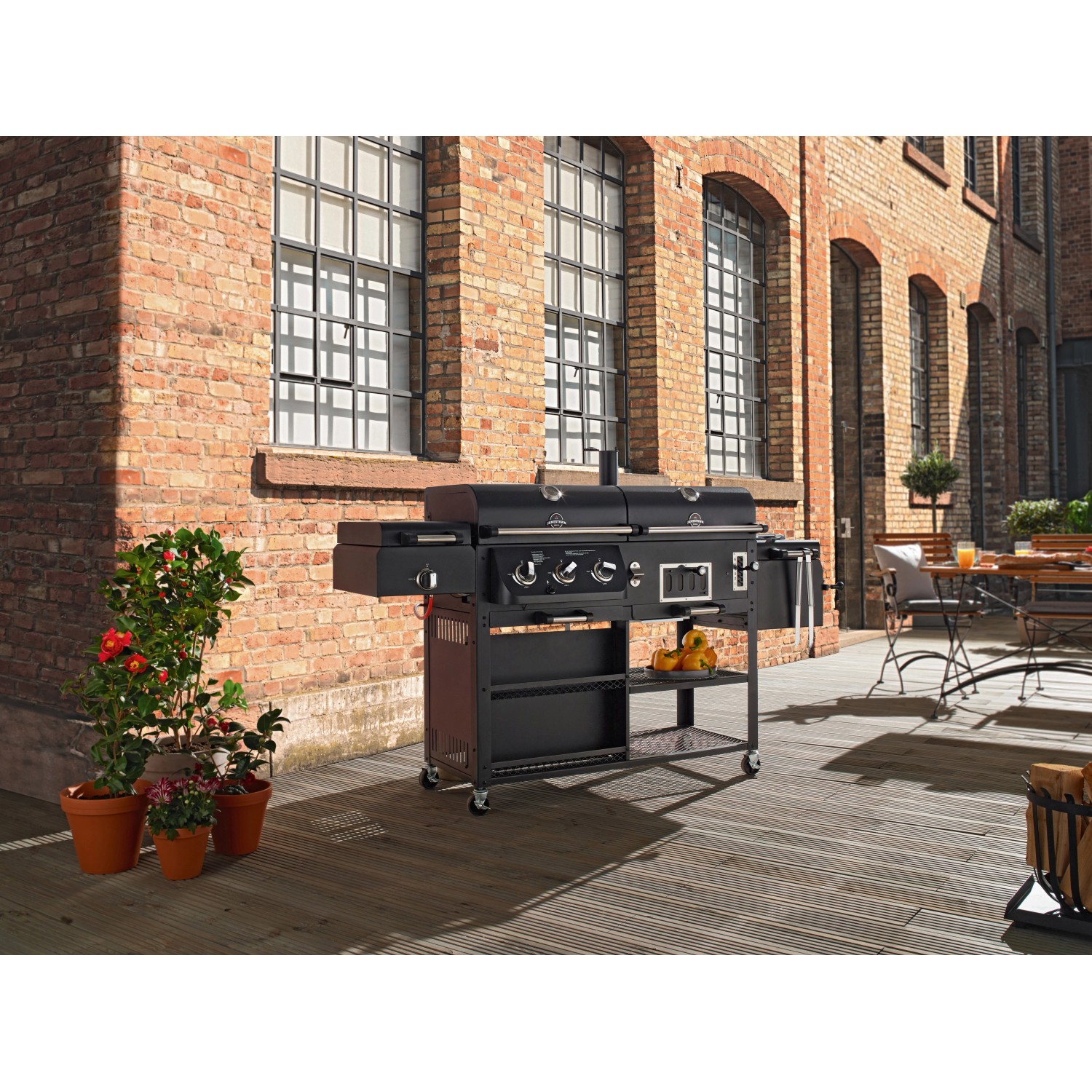 Jamestown Kombigrill Drake: Gas-, Holzkohle- und Smoker-Grill in Schwarz mit Ablageflächen und Rädern.