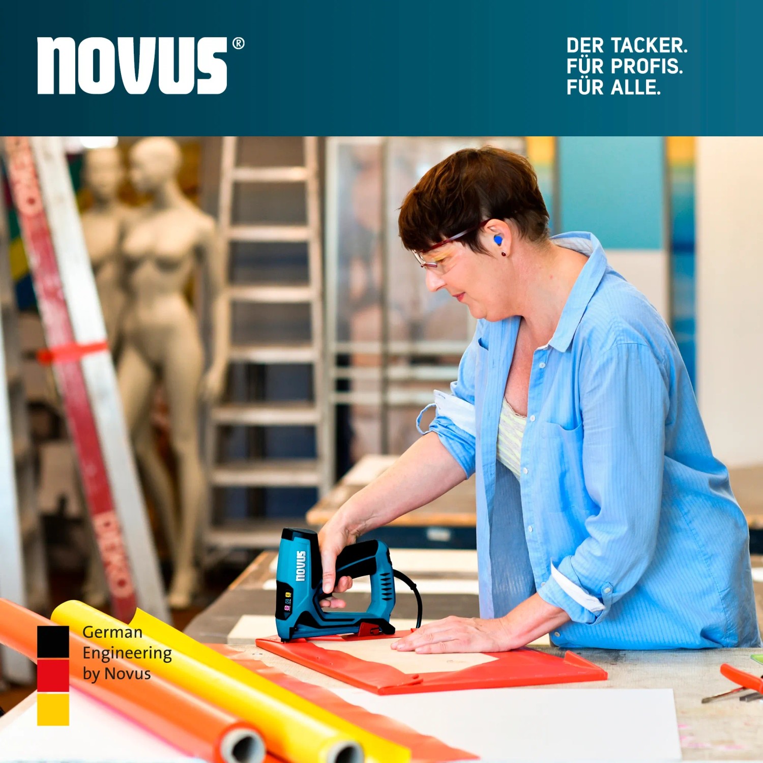 Frau benutzt Novus Elektrotacker J-151 zum Befestigen von Folie. Tacker in blau/schwarz.