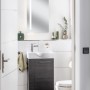 Fackelmann Waschbeckenunterschrank SBC Dark Oak, 44 cm, im Badezimmer mit Waschbecken und Spiegel.