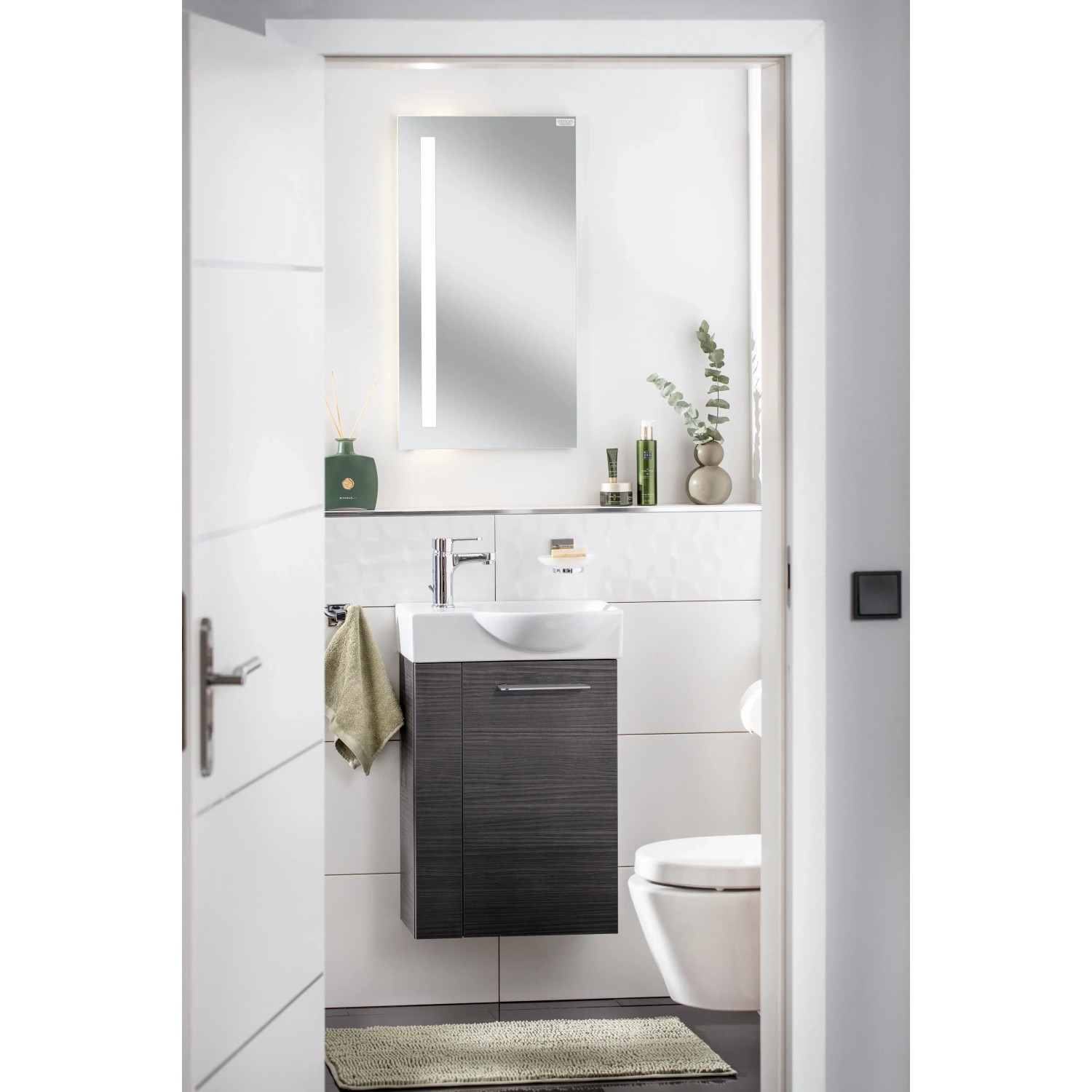 Fackelmann Waschbeckenunterschrank SBC Dark Oak, 44 cm, im Badezimmer mit Waschbecken und Spiegel.