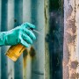 Grüner Gebol Green Tech Arbeitshandschuh Größe L beim Lackieren einer Metallwand.