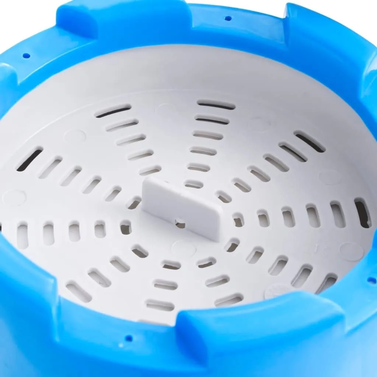 Detailaufnahme des Skimmers für das Planschbecken, blau-weiß.