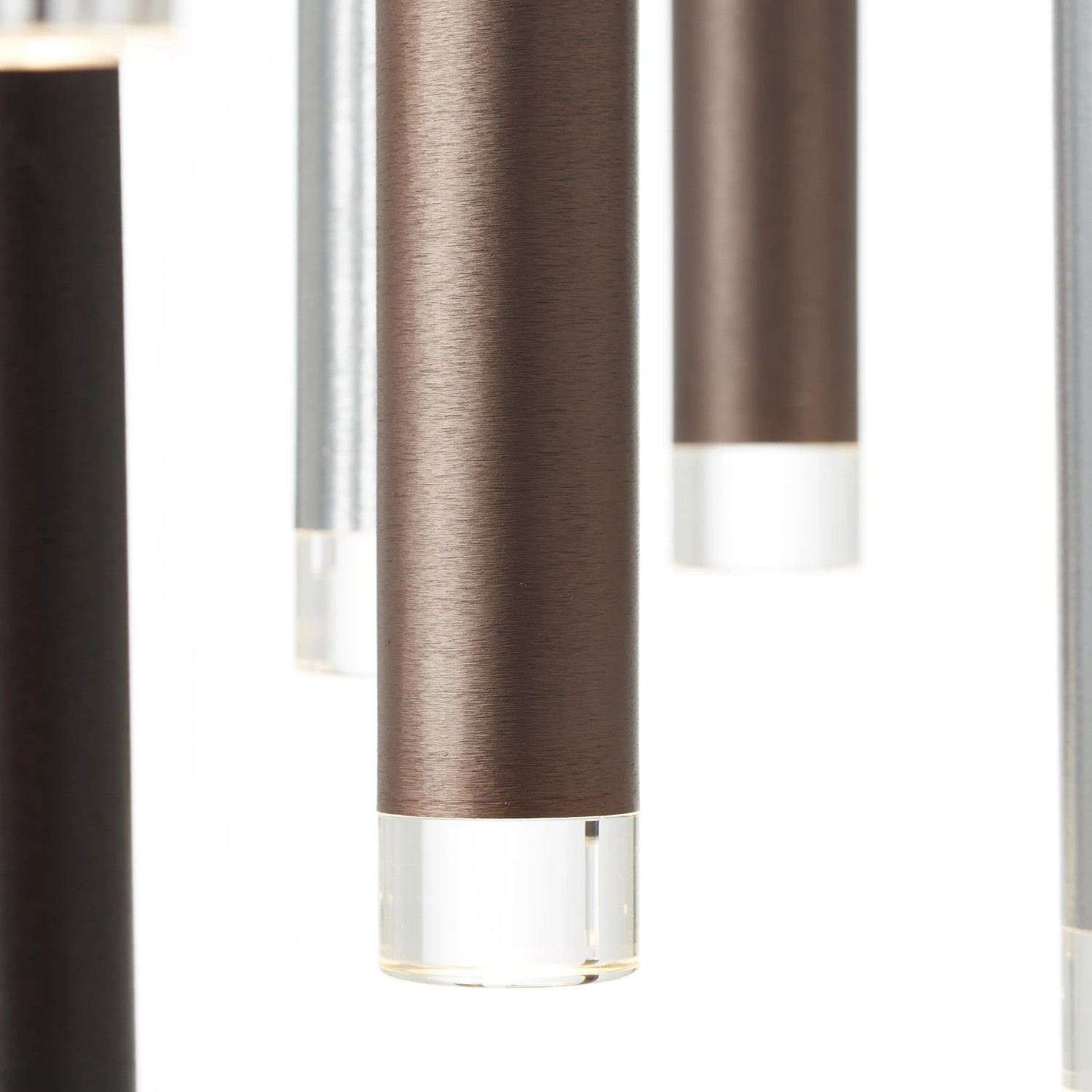 Detailaufnahme der 16-flammigen LED-Pendelleuchte Cembalo in Aluminium, Schwarz und Braun.