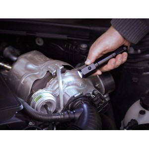 Hand hält OBI 3 in 1 Auto LED Lampe zur Inspektion eines Automotors.