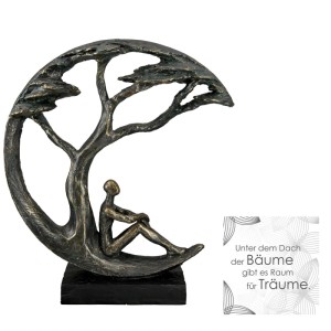 Dekorative Gilde Skulptur Daydreamer aus bronzefarbenem Kunstharz: sitzende Figur unter Baum auf schwarzem Sockel, antikfinish.