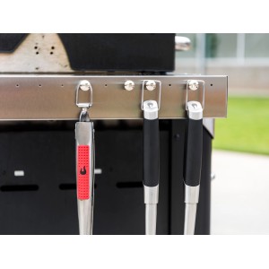 Char-Broil Gear Trax Haken mit Grillbesteck am Grill befestigt.