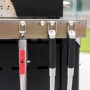 Char-Broil Gear Trax Haken mit Grillbesteck am Grill befestigt.