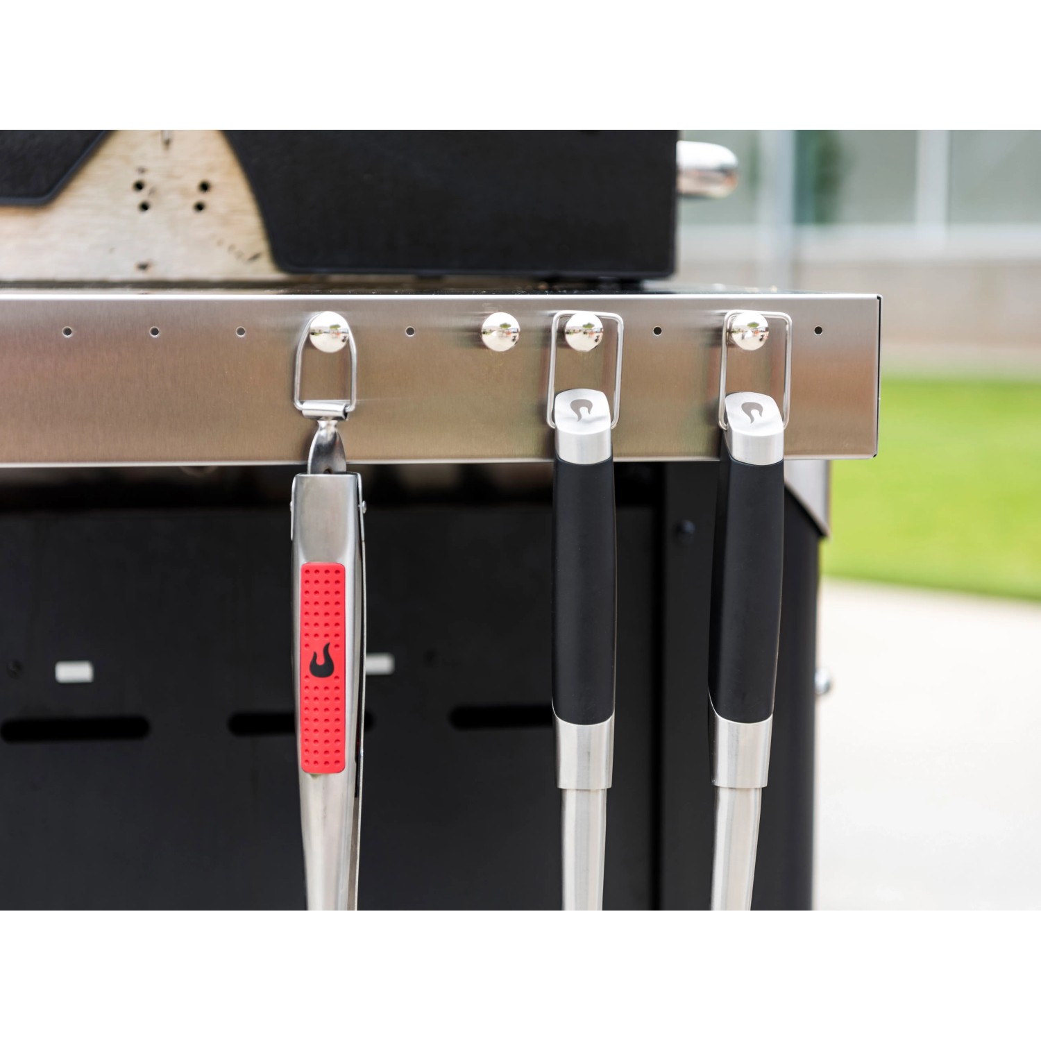 Char-Broil Gear Trax Haken mit Grillbesteck am Grill befestigt.