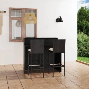 Schwarzes 3-tlg. Gartenbar-Set mit Tisch und zwei Hockern aus Rattan mit cremefarbenen Kissen.
