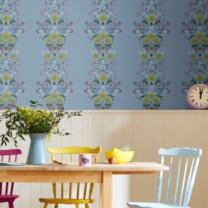 Detailaufnahme der Joules Vliestapete Perfect Pollinators Haze Blue mit Blumenmuster im Esszimmer.