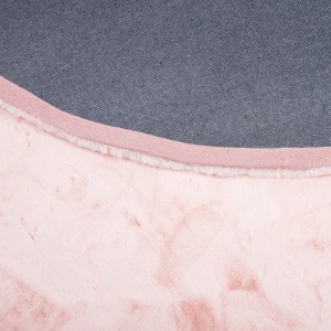 Detailaufnahme: Runder, rosa Fellteppich "Pergamon Luxus Super Soft Plush", 120x120cm. Kurzflorteppich mit weichem Flor.