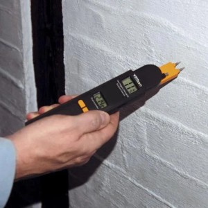 Westfalia Feuchtigkeitsmesser mit Thermometer in Schwarz misst Feuchtigkeit an einer Wand.