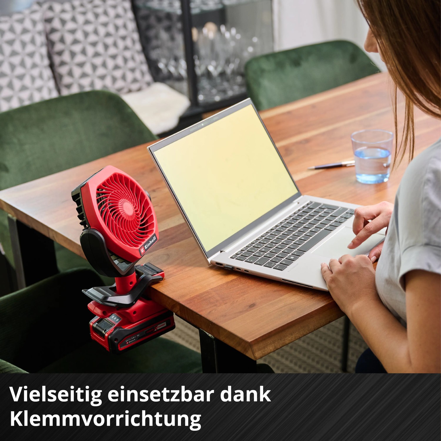 Einhell Akku-Ventilator GC-CF 18/110 Li-Solo am Tisch befestigt, neben Laptop. Akkugerät für frische Luft.