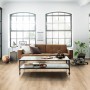 Wohnraum mit Egger NatureSense Laminat in Braun. Laminatboden in Holzoptik.