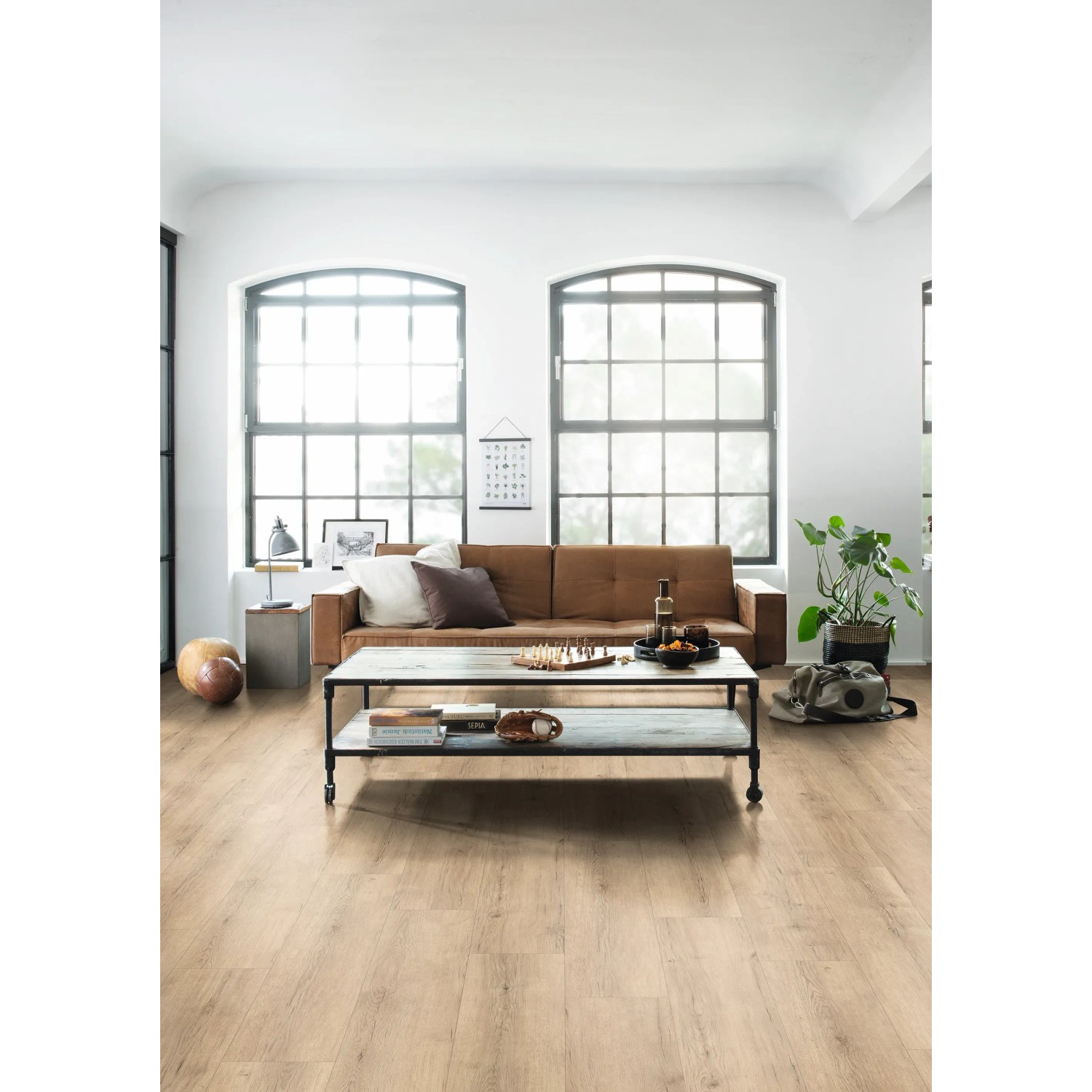 Wohnraum mit Egger NatureSense Laminat in Braun. Laminatboden in Holzoptik.