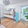 Leifheit Bügeltisch AirBoard Compact M Plus mit blauem Bezug und Bügeleisenablage.