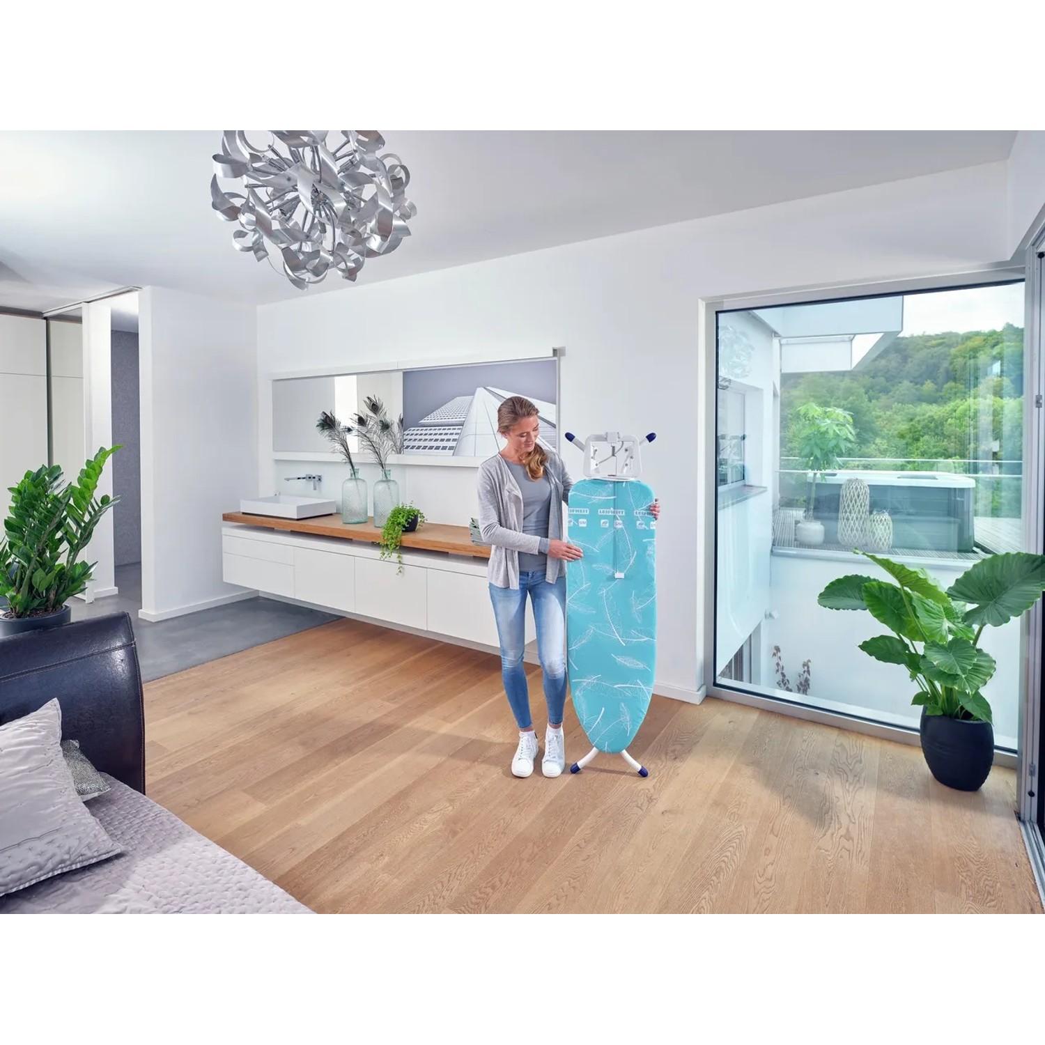 Leifheit Bügeltisch AirBoard Compact M Plus mit blauem Bezug und Bügeleisenablage.