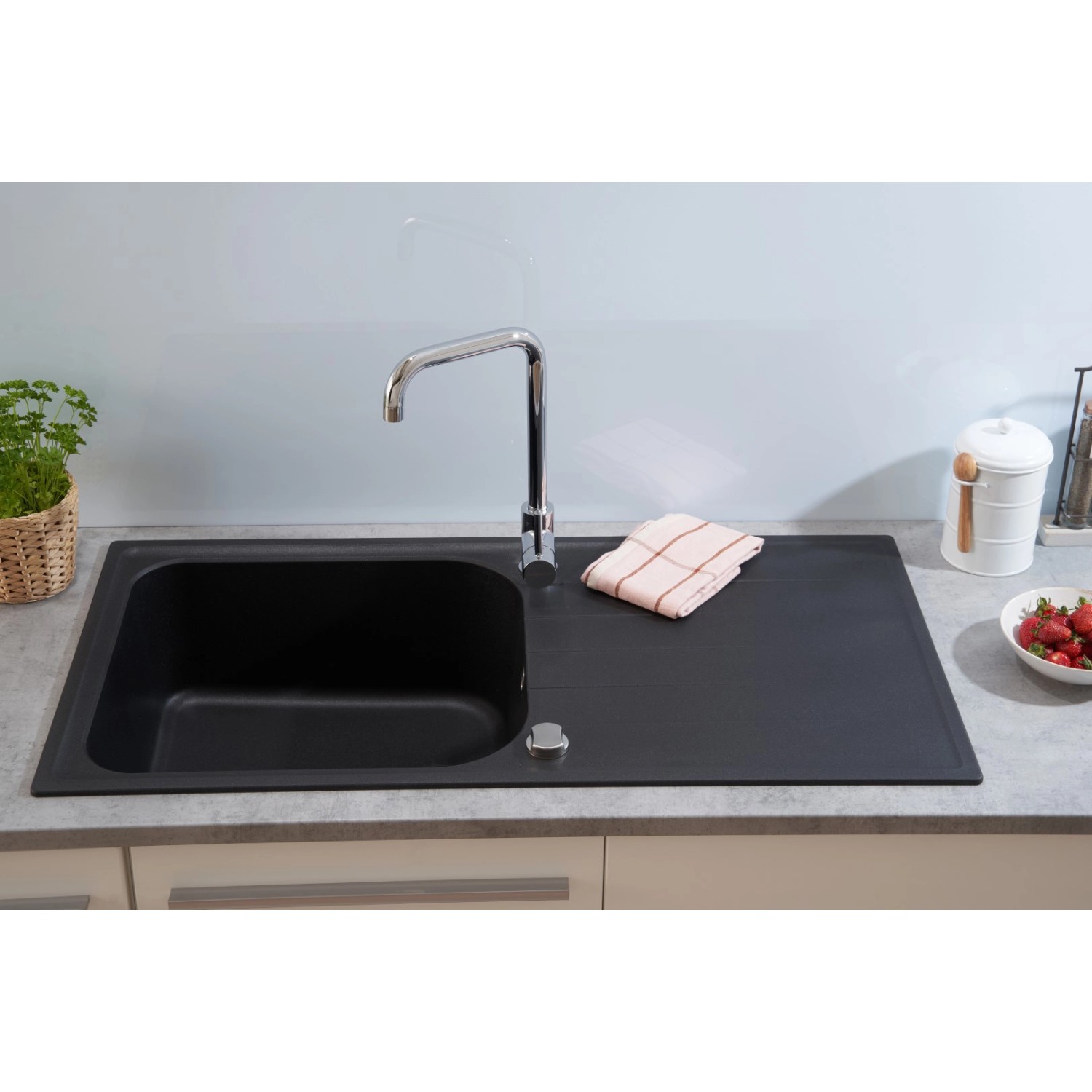Schwarze Respekta Granitspüle Orlando, 100x50 cm, mit Abtropffläche und Armatur. Ideal für moderne Küchen.