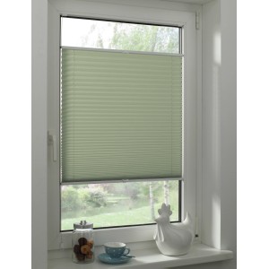 Mintgrünes Gardinia EasyFix Plissee Greta 50x130 cm am Fenster.