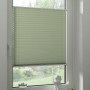 Mintgrünes Gardinia EasyFix Plissee Greta 50x130 cm am Fenster.