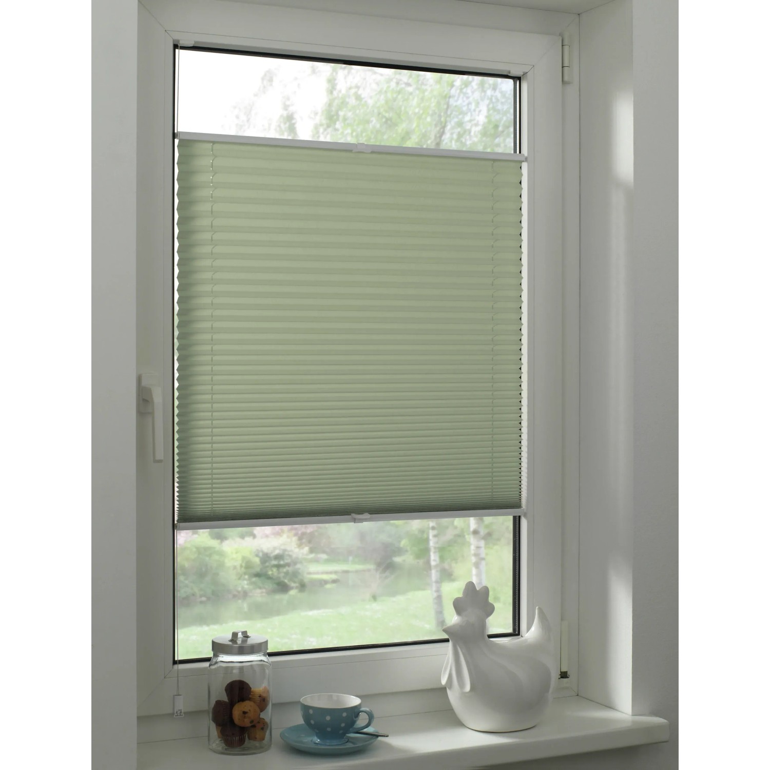 Mintgrünes Gardinia EasyFix Plissee Greta 50x130 cm am Fenster.