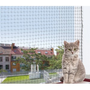 Schwarzes Trixie Schutznetz (Meterware) für Katzen, Maschenweite 3x3 cm, mit Katze.