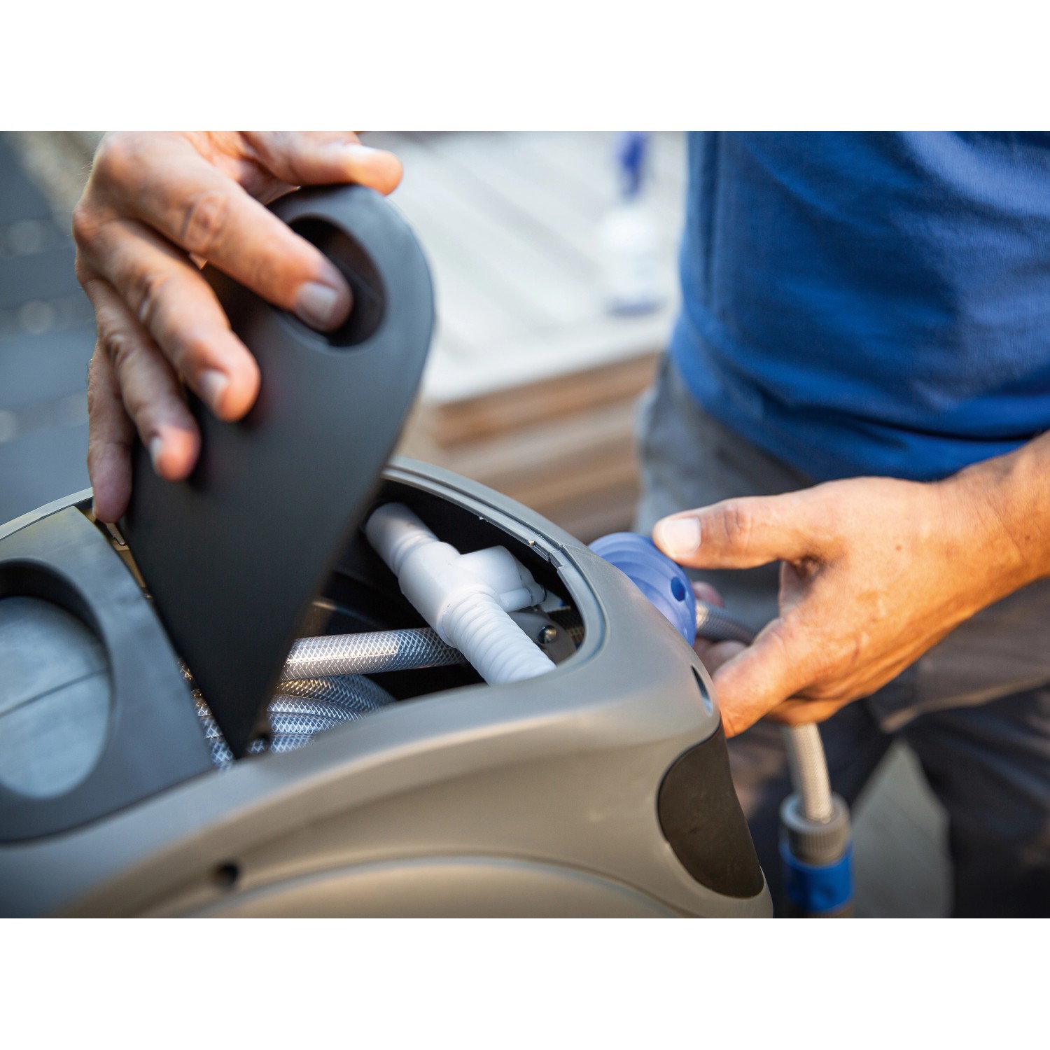 LUX Wandschlauchbox 12m: Detailaufnahme der Schlauchaufrollmechanik mit Schlauchanschluss.