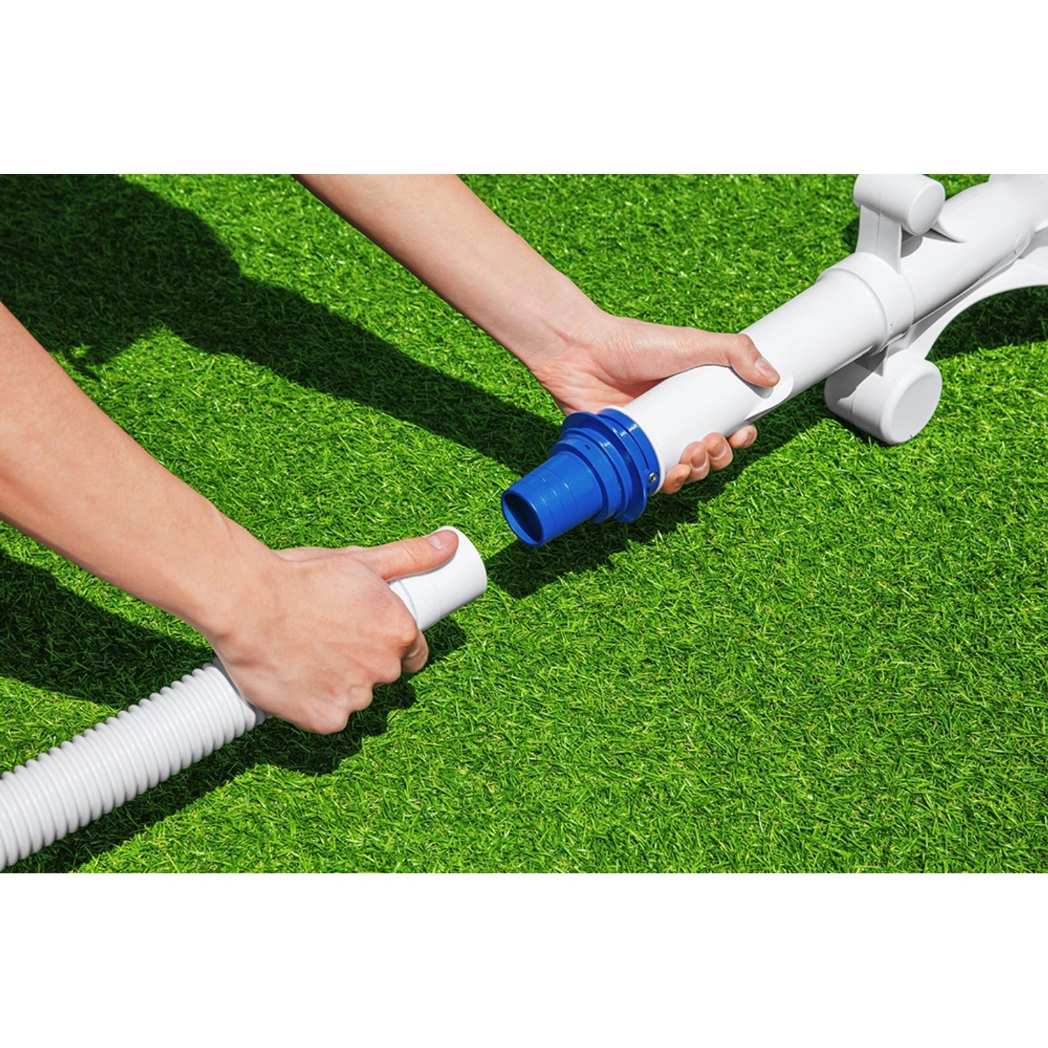 Anschließen des Schlauchs an den Flowclear Aquasweeper Poolsauger für Pools bis 670 cm.