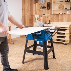 Scheppach HS254 Tischkreissäge in Aktion mit Werkstück. Ideal für präzise Holzbearbeitung.