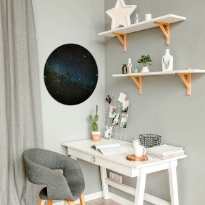Runde, schwarze Magnettafel mit Nachthimmel-Motiv als Wanddekoration im modernen Arbeitszimmer.