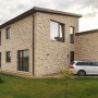 Hausfassade mit Elabrick Eckverblender Sevilla in hellem Beige. Verblender für Außenbereich.