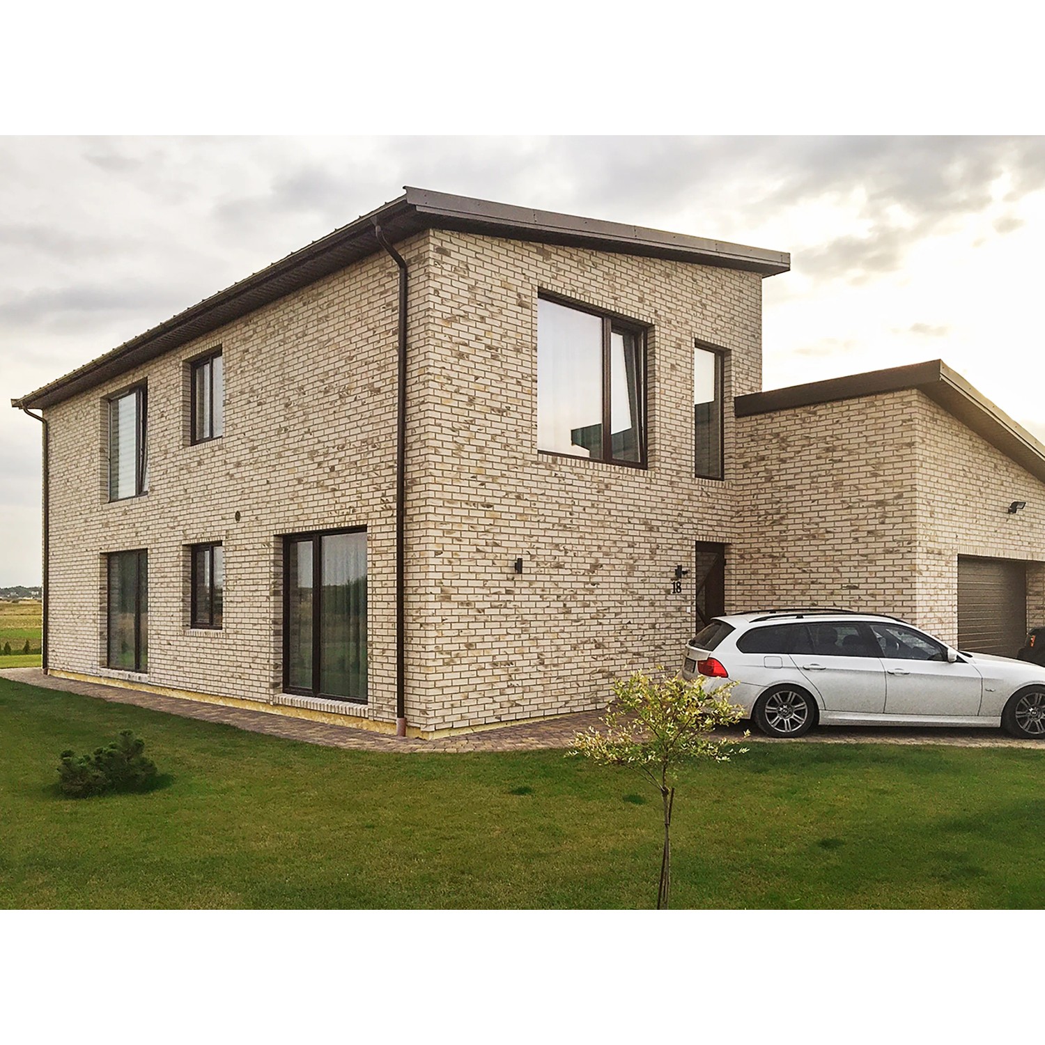 Hausfassade mit Elabrick Eckverblender Sevilla in hellem Beige. Verblender für Außenbereich.