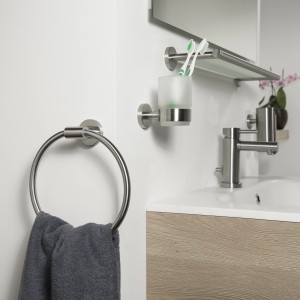 Tiger Handtuchring Boston, Edelstahl gebürstet, mit Handtuch im Badezimmer.
