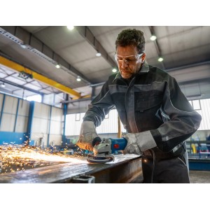 Mann schleift Metall mit dem Bosch Professional GWS 12-125 Winkelschleifer, Funken fliegen.